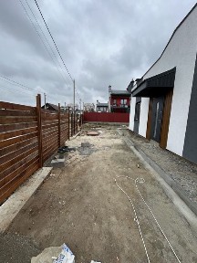 Продається будинок з чистовою обробкою та великою ділянкою.