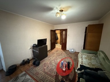 Однокімнатна. Косметичний стан. Не кутова. Цегла. Біля зупинки