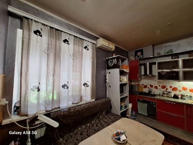 Простора 3-к квартира в центрі з окремим входом і власною територією!