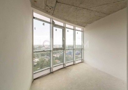 Простора 3-кімнатна квартира з панорамним видом у зданому будинку