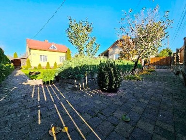 Добротний цегляний будинок з гаражем в ідеальному місці.