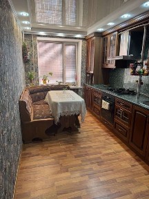 АН продам трехкомнатную квартиру в центре