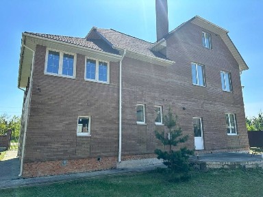 Продаж якісного будинку з гаражем, бомбосховищем, басейном