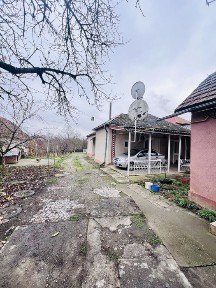 Продаж житлового будинку з великою ділянкою!