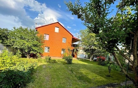 Оренда двохповерхового будинку