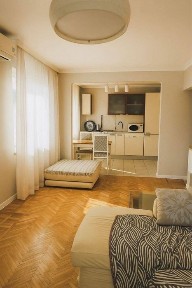 Київ, Печерський, вулиця Мечникова 7-а