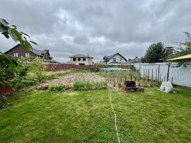 Таунхаус в м Суми з досить великою територіює землі