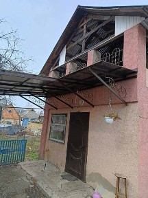 Окремий будинок в мальовничому місці біля річки