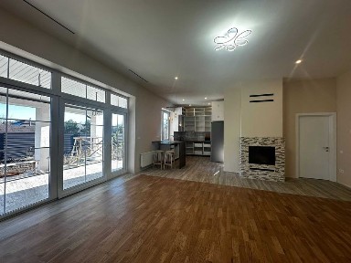 Будинок Васту з великою ділянкою в зелених Гореничах