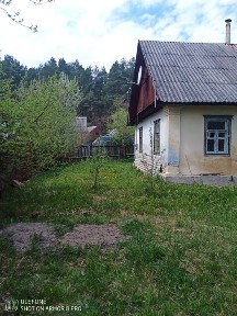 Частина будинку з окремим подвір'ям, поблизу ліс.