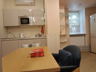 Украінських героів, 8;метро 50метпів; однокімнатна-33м2;1поверх