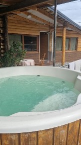Будиночок з чаном-джакузі та басейном з підігрівом.