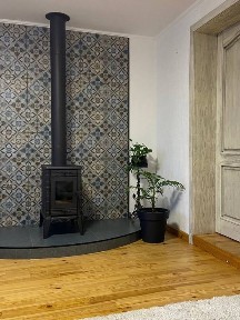 Сучасний будинок біля річки у сосновому лісі!