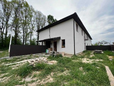 Продам таунхаус в Агрономічному з ремонтом
