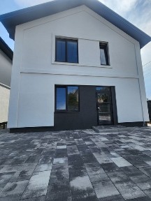 Сучасний двоповерховий будинок