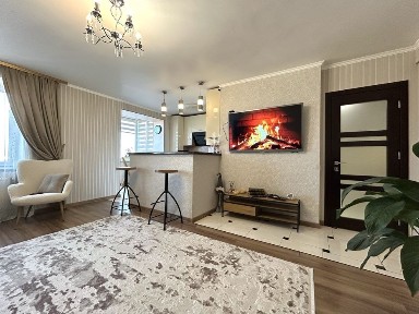 Продам гарну, 2-кімнатну квартиру в центрі разом з кладовою!