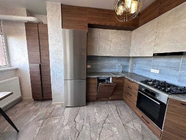 Простора двостороння квартира з сучасним ремонтом у спальному районі