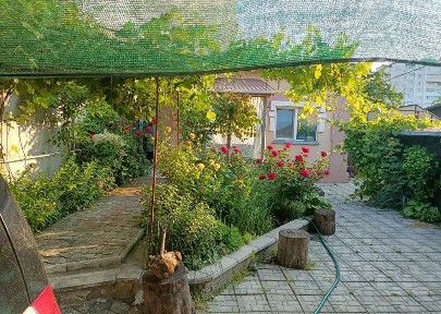 Продам часть дома. +дом 35 КВ. м.в одном дворе.