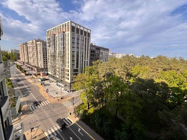 Новобудова розташована поруч з численними соціальними об'єктами