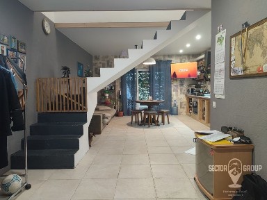 Таунхаус в центрі з ремонтом.