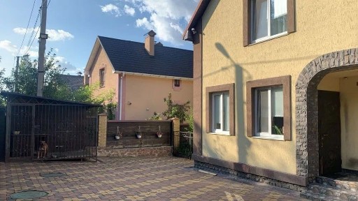 Продаю кирпичный дом с подвалом гаражом мебелью газ твердотопливный