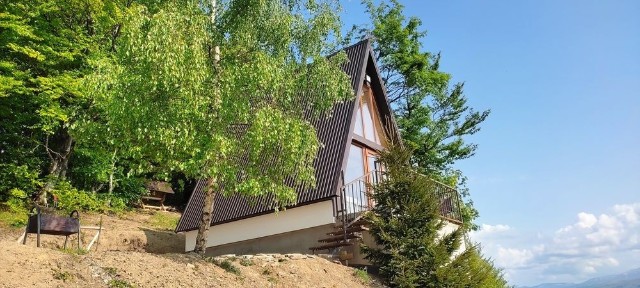 Трикутний будинок на вершині гори в м. Рахів