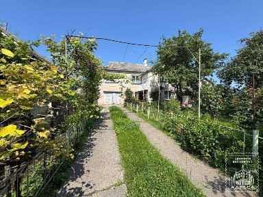 Продається двоповерховий будинок в місті Острог