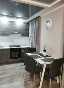 Посуточно 2-х комнатная квартира. Самый центр с видом на площадь.