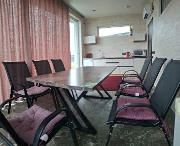 Будинок з сольовою лазнею на дровах. Електроенергія є завжди.