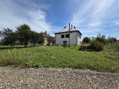 Будинок з цегли готовий під ремонт: неподалік від Стрия, с. Семигинів