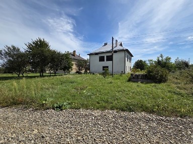 Будинок з цегли готовий під ремонт: неподалік від Стрия, с. Семигинів