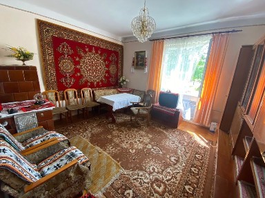 Особняк з ділянкою, гаражом та підсобними приміщеннями