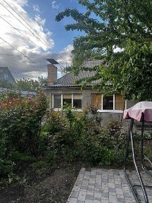 Продаються два будинки на одній земельній ділянці.