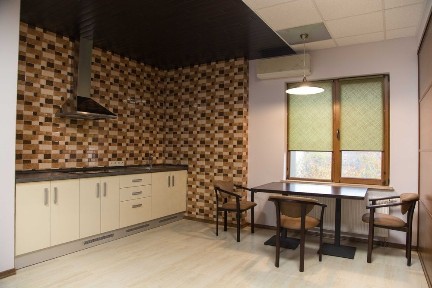 Оренда 2 кім. квартири-студії в центрі міста.