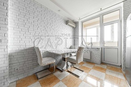 Продаж панорамної квартири 82 м² з балконом на вул. Верховинна, 35