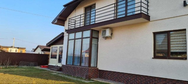 Будинок двоповерховий з великим гаражем