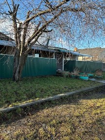 ВЛАСНИК! Продається будинок з гаражем та приміщенням під магазин!