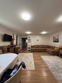 Продається неймовірно гарний будинок з басейном. Вул. Висока