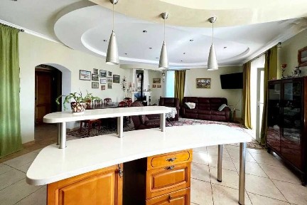 Продаж жилого будинку. Газ, камін, твердопалевний котел, гараж, підвал.