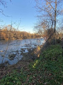 Продається будинок під ремони в гарном місті річка, карпати гори гарни