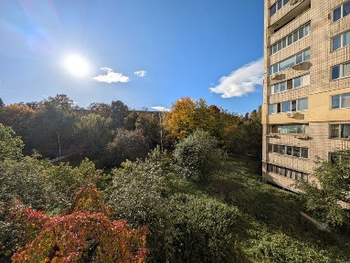 Продається трикімнатна в чотирнадцятиповерховому будинку.