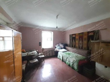 Просторий будинок в районі стадіону.