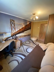 Продаж трикімнатної квартири по вулиці Олега Антонова