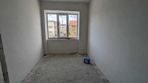 Продаж 2 км квартири готової до ремонту в тихій зоні біля річки