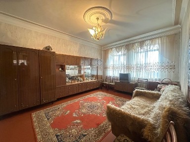 Здається 2-кімнатна частина будинку