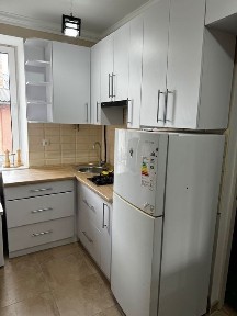 ПРИВАТНЕ ПОДВІРʼЯ+велика 1-на квартира з євроремонтом. Кухня, вбиральня.