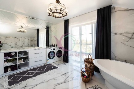 Продаж 4-кімнатного котеджу з власним подвір'ям, гаражем і терасою