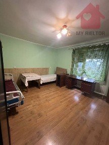 Продаж двокімнатної квартири з ділянкою по вул. Висока