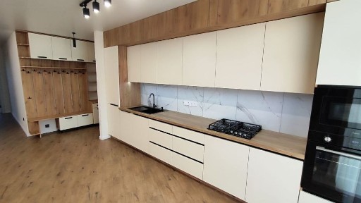 Пропоную в оренду двокімнатну квартиру+простора кухня студія + гараж