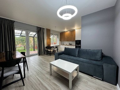 Оренда таунхауса з терасою і садом.